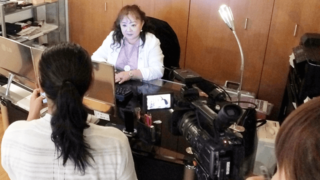 加藤なぎさ代表TV取材風景