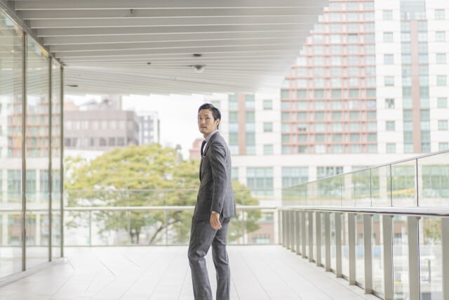 警戒心のある男性の写真