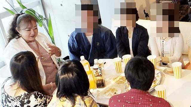 加藤なぎさとお客様との親睦会の風景