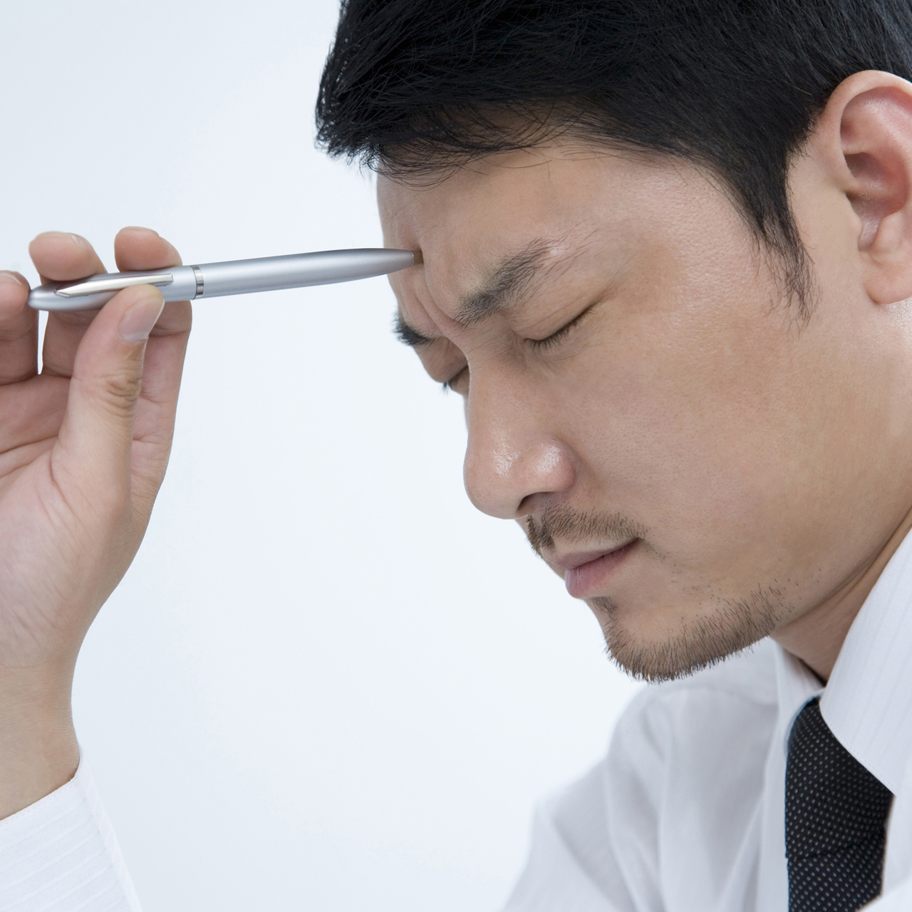 調査後の離婚や慰謝料の手続きが不安で、どう進めればよいかわかりませんと言う相談をする中央区晴海の男性の写真
