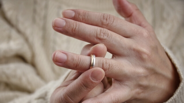 結婚指輪を外す女性