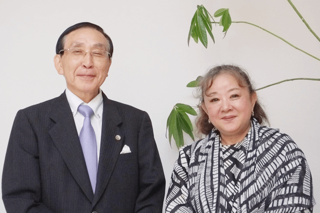 國田弁護士と加藤なぎさの写真