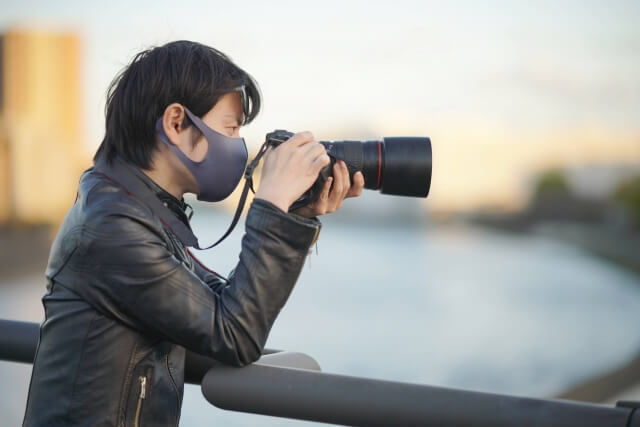 浮気調査中の探偵の写真